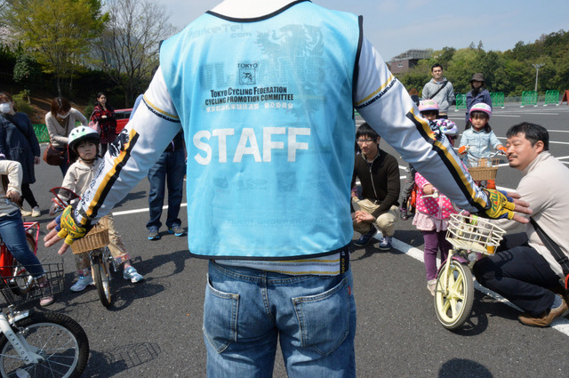 補助輪なしで自転車に乗れた！　親子の挑戦を自転車競技団体がサポート