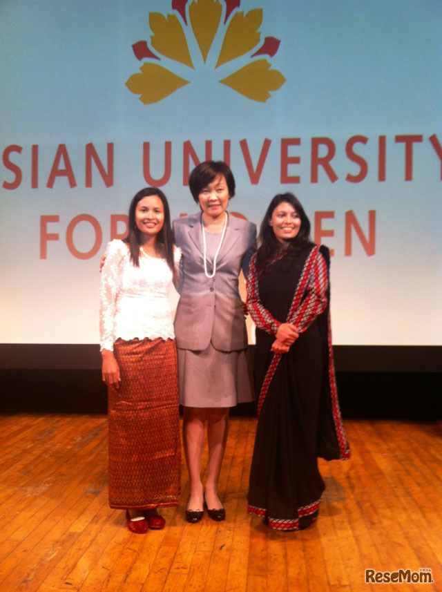 安倍昭恵夫人とアジア女子大学の卒業生たち