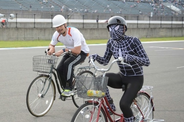 スパイダーマンも飛ばずに走る