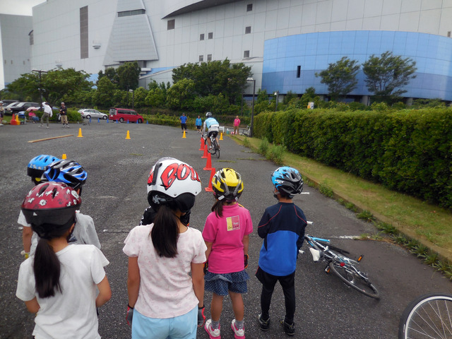 TCF子供のための自転車学校はお絵描きから3本ローラーまでやる