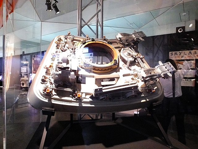 司令船（Command Module）のハッチのレプリカ