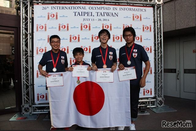 メダルを手にした日本代表の4人　(c) 情報オリンピック日本委員会