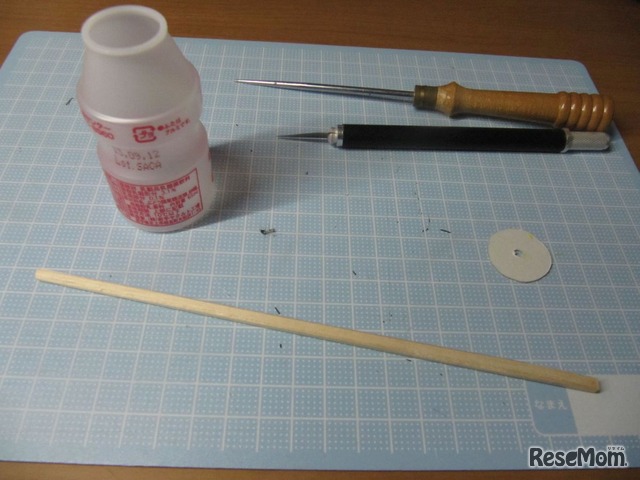 作品2：たたき棒の部品は、容器と厚紙と割り箸