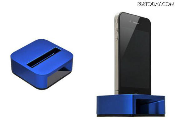 ブルーの本体とiPhone 4の装着イメージ（iPhone 4は別売） ブルーの本体とiPhone 4の装着イメージ（iPhone 4は別売）