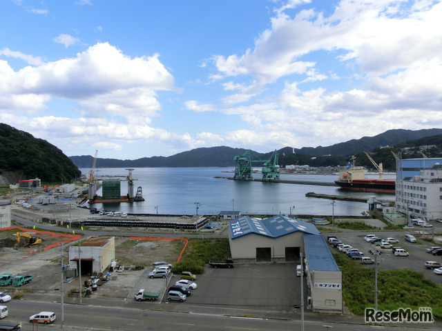 現在の岩手県釜石市。駐車場となっているところは、建造物が流れたところだという