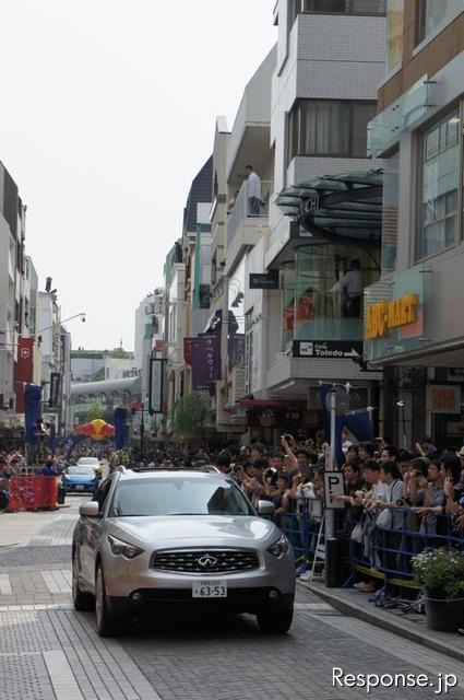 横浜元町でF1マシンが公道走行…観客1万1000人集まる