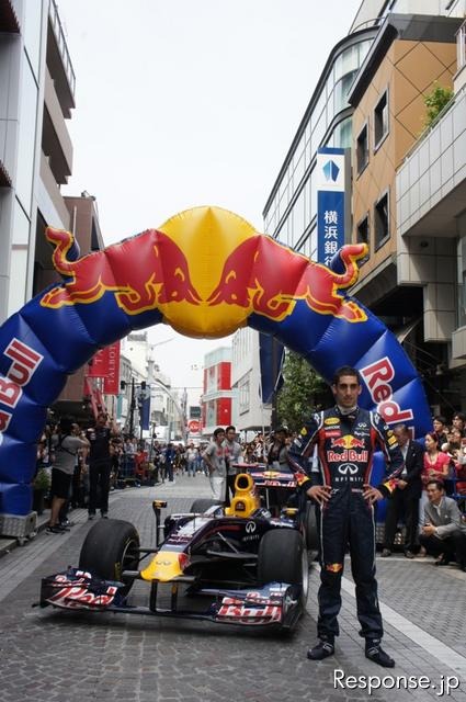 横浜元町でF1マシンが公道走行…観客1万1000人集まる