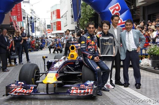 横浜元町でF1マシンが公道走行…観客1万1000人集まる