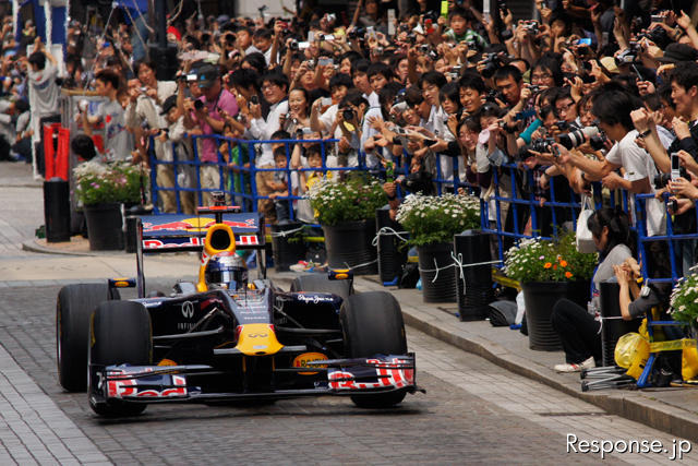 公道でのショーランは日本初。レッドブルのF1マシンが横浜の街を駆け抜けた。