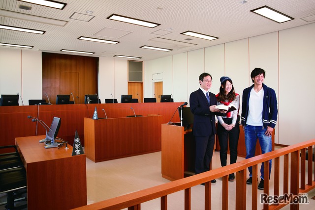 実際の裁判所を再現した模擬法廷教室