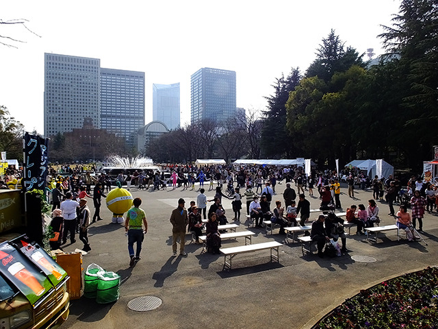 3月20日は国連が定めた「国際幸福デー」。これにあわせ日比谷公園で3月22日、「HAPPY DAY TOKYO 2015」が開催され、東北大震災の風化を防ぐ「311『つながる日』プロジェクト」らが出展。来場者たちに、震災から学んだ「つながること」の大切さを訴えた