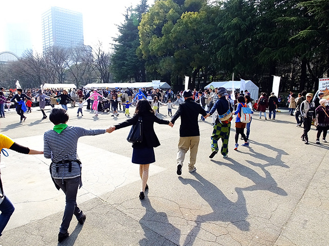 3月20日は国連が定めた「国際幸福デー」。これにあわせ日比谷公園で3月22日、「HAPPY DAY TOKYO 2015」が開催され、東北大震災の風化を防ぐ「311『つながる日』プロジェクト」らが出展。来場者たちに、震災から学んだ「つながること」の大切さを訴えた