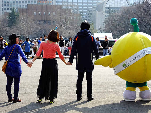 3月20日は国連が定めた「国際幸福デー」。これにあわせ日比谷公園で3月22日、「HAPPY DAY TOKYO 2015」が開催され、東北大震災の風化を防ぐ「311『つながる日』プロジェクト」らが出展。来場者たちに、震災から学んだ「つながること」の大切さを訴えた