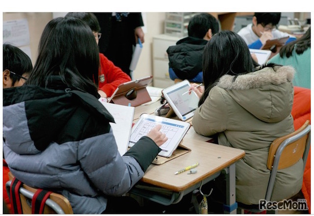 2013 年に行われた韓国・ハンビット初等学校でのタブレット活用実証実験・共同研究のようす