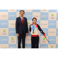 高槻市在住の高校２年生・阿久根あかりさんがバトントワーリング世界大会優勝を市長に報告