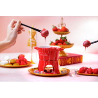 元祖いちごビュッフェに、乙女心をくすぐるピンクのチョコレートフォンデュが新登場！