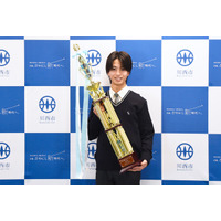 男子高生ミスターコン2025 グランプリ 楢崎悠亮さんが市長を訪問 / 兵庫県川西市