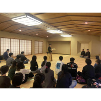 【武蔵野大学】本学独自の「授業改善トライアル」制度で伝統芸能の体験型学修を実現！　「山姥（やまんば）」は誰？　日本文学文化学科の学生が能・日本舞踊を体験