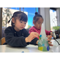 【開催レポート】子ども英会話アライブが、キラキラ輝くアップサイクルのイベント「クリスマス・ワークショップ」を開催。クリスマスアート×SDGs！