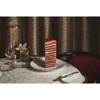 【セント レジス ホテル 大阪】ブラッスリー「REGINE」の美意識を象徴する、圧倒的な存在感。24層で描くダークレッドのベルベッドケーキ「タワー・オブ・アスター」新登場