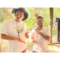 対馬市立西部中学校の“海プラ・シーグラス”キーホルダーを、カンボジア難民キャンプへ