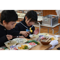 ”小豆島産ごま”体験と『ごまんぞく給食』を提供～土庄小学校3年生78人、9月の学習が給食に～