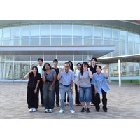 神田外語大生による日英版「震災復興新聞」完成にあわせ内堀福島県知事と学生らが語る座談会を開催