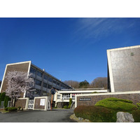 閉校する高校で、卒業生24人と先生が“円になって”箱を作る理由