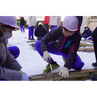 あまり使われていない校内広場を“遊び場”へ。フォレストアドベンチャーが長野市の小学生と一緒に遊具を制作する特別授業を実施