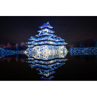 一旗プロデュース「国宝 松本城天守 プロジェクションマッピング 2025-2026」の来場者数が10万人を突破。春に咲き誇る桜や北アルプスの花々など、ダイナミックで幻想的なプロジェクションマッピング。