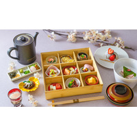 【高輪エリアのプリンスホテル】17種類約210本の桜により春色に染まる日本庭園の特等席で味わう「絶景朝食」や「桜の竹あかりライトアップ」を今年も開催