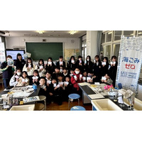 マイクロプラスチックは琵琶湖の砂にも混ざっている？　「見えないごみ」を調査し環境について考える特別授業を実施しました。