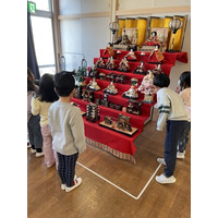 包み紙の新聞の切れ端に「昭和54年」。温かい善意で半世紀受け継がれる「七段飾り」とひな祭り