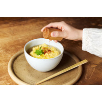 食卓に、小さな森の風景を。暮らしを愉しむ料理家の視点と地域の木を活かす「やまとわ」の技術から生まれた、木の七味入れ「Kodachi」発売。