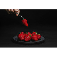 ひと粒で、記憶に残る甘さ。大正5年創業の肥料屋が辿り着いた「完熟いちご」の味わい。