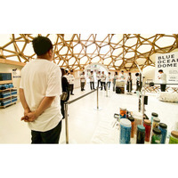 子どもの感想文が、クジラのキーホルダーを生んだ。ペットボトルキャップ約100個をアップサイクルし、呼子小学校5年生25人へサプライズ贈呈