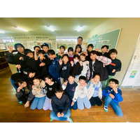 子どもの感想文が、クジラのキーホルダーを生んだ。ペットボトルキャップ約100個をアップサイクルし、呼子小学校5年生25人へサプライズ贈呈