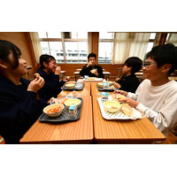 義務教育９年間における恒久的無償化をいち早く実現させた高槻市で本日から給食開始