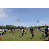 1,000の凧が大空を彩る！荒川河川敷で親子たこあげ大会を開催