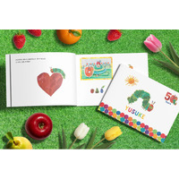 はらぺこあおむし撮影会に、日本語版出版50周年記念ロゴ入りの限定アルバムが登場