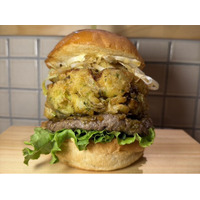 Craft Burger & Grill JIRO、地元・台東区ゆかりの「江戸千住葱」を豪快に味わう高さ約15cmの新作BIGバーガーを発売