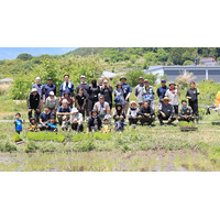 【開催レポート】日本の食の未来を考える。ゆうきやが長野県佐久市で「農薬不使用・生きもの田んぼの田植え体験 2026」を開催！泥に触れ、未来の食を学ぶ1日。
