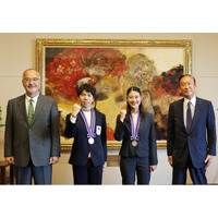 スキージャンプ 丸山希選手、フィギュアスケート 佐藤駿選手に「明治大学特別功労賞」を贈呈しました