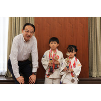 高槻市立芝生小3年生の田中結さんと1年生の莉彩さんが日本拳法の全国大会出場を市長に報告