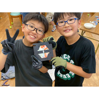 海をこえて4か国から届いたペットボトルキャップ77個が、子どもたちの手で“高島のかたち”のキーホルダーに｜高島小学校が海洋プラスチックをアップサイクル