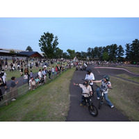 パンプトラックがランウェイに！利用者の発案から実現した「自転車×アップサイクルファッション」イベントを開催