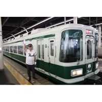 難波駅の係員が南海ホークス復刻ユニフォームを着用(８/４まで)