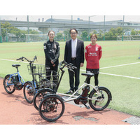 INAC神戸レオネッサ宮本監督、成宮選手へ川崎重工から三輪ビークル「noslisu」を贈呈