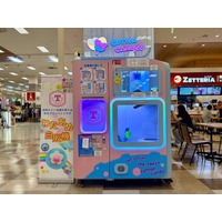 【静岡富士宮市】1日最大176個を販売した、行列のできるわたあめ自販機「CANDY SPIN」8月12日（水）、静岡県富士宮市のイオンモール富士宮に設置。
