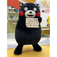 活動拠点「くまモンスクエア」でくまモンのステージが復活。被災地へ、そして世界に向けて、希望の歌「にじ ～熊本応援バージョン」を発信。